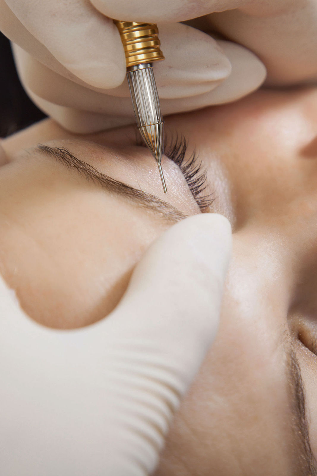 Microblading-Behandlung für natürlich wirkende Augenbrauen